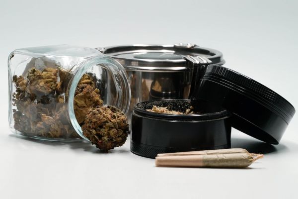 curing cannabis techniques | cannabis jar and grinder